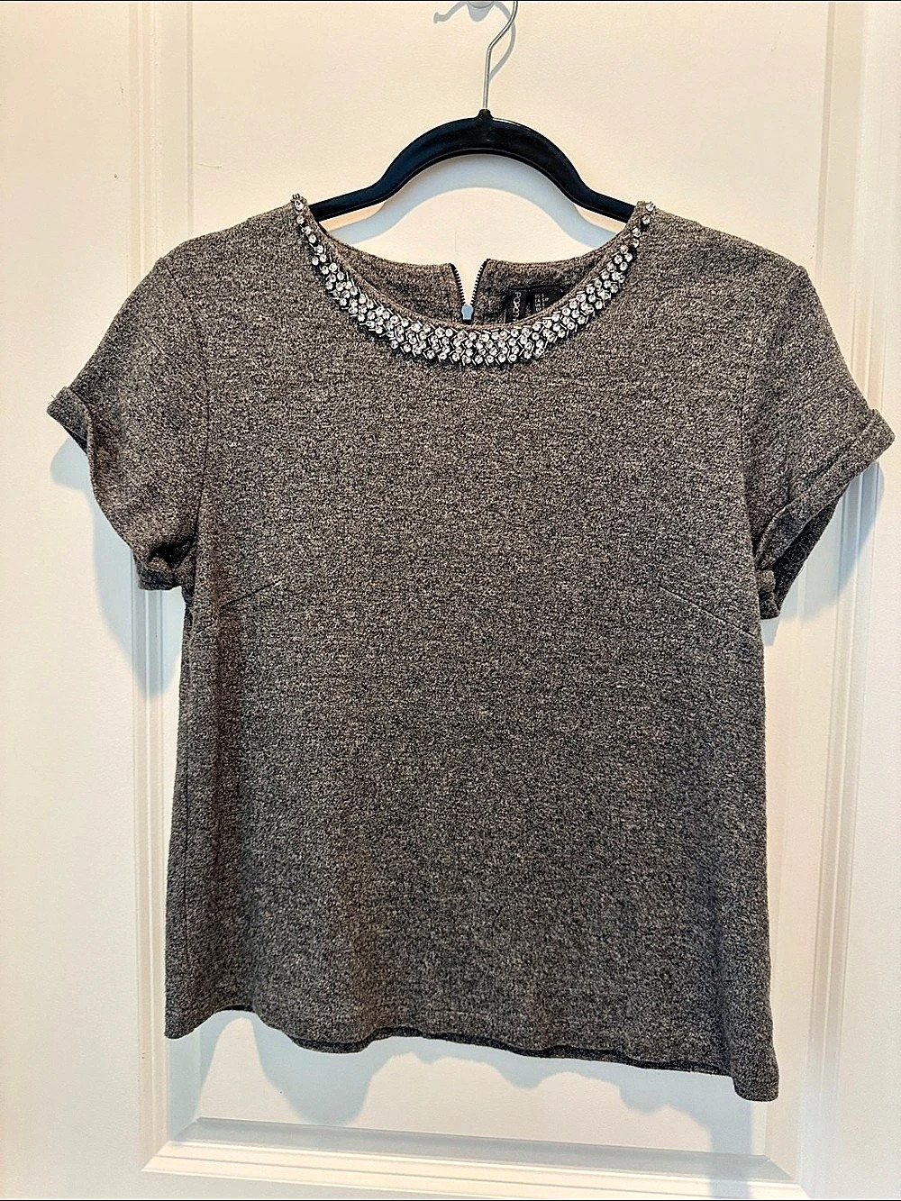 Beaded Neckline Short Sleeve Top in Gray Siz